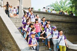 西安小雁塔景區(qū)內(nèi)，學(xué)生們正在古跡前合影留念