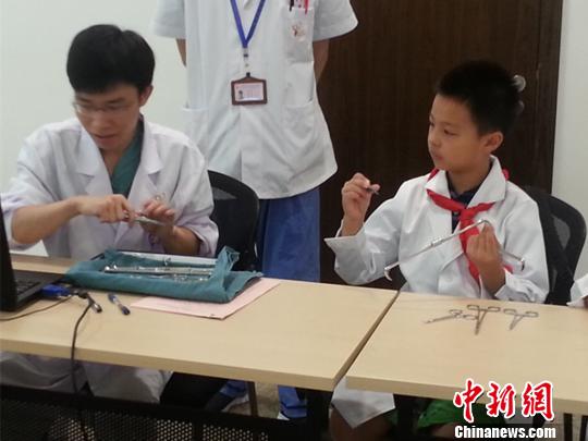 兒童暑期“職業(yè)體驗(yàn)” 醫(yī)生、警察職業(yè)受熱捧