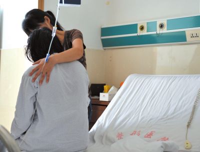 由于前天進(jìn)行了面部修復(fù)手術(shù)，俞燕身體不適，父母24小時(shí)陪在她的身邊