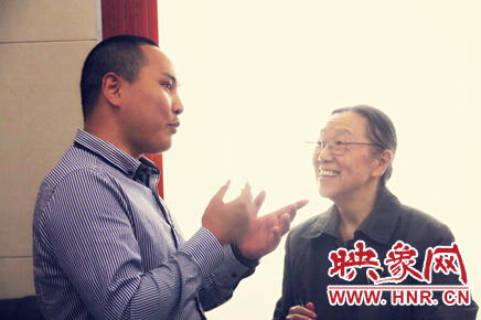 映象教育總監(jiān)班朝陽(yáng)與周恩來(lái)侄女周秉宜、中央警衛(wèi)局原副局長(zhǎng)、少將高振普親切交談