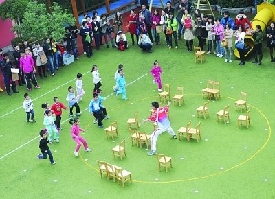 男老師帶著孩子們做游戲。