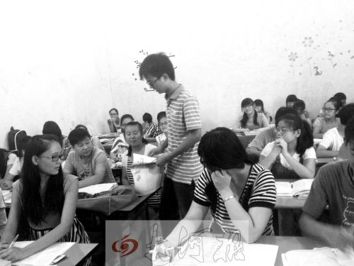 補(bǔ)習(xí)課上，馮昊怡不像老師，更像是學(xué)生們的同學(xué)。