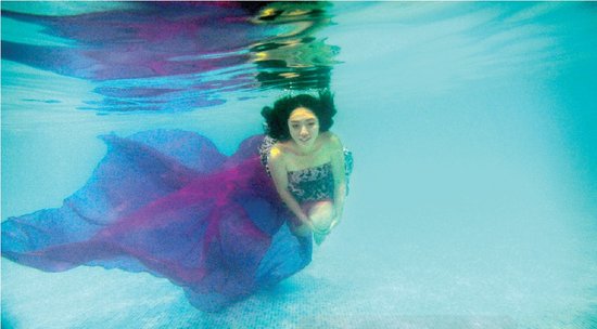 從水下拍的攝影作品充滿夢幻效果，王笑笑如同藍色大海中的“美人魚”