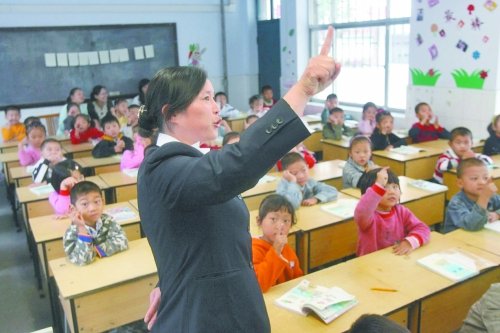 不到上小學(xué)年齡的孩子，只得在幼兒園復(fù)讀或者上“幼小銜接班”