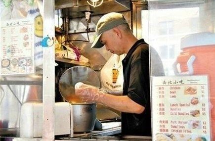 紐約哥大門口，顧客排長(zhǎng)隊(duì)買他的肉夾饃