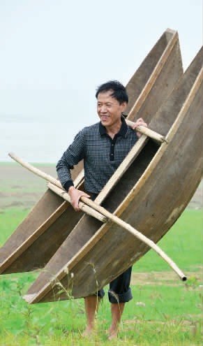 信陽渡船老師堅守鄉(xiāng)村小學32年 已劃破8條船