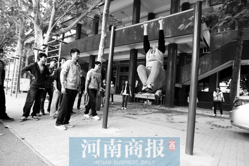 引體向上，難住不少同學(xué)