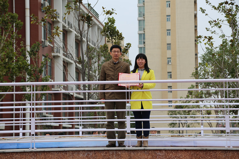 校長董震（左一）為魏瑋老師頒發(fā)證書