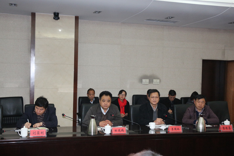 高新區(qū)教育局局長(zhǎng)田鴻鵬介紹高新區(qū)教育情況