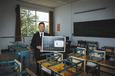 　張俊成，41歲，曾是北京大學(xué)的一名保安。1995年，通過成人高考，考上了北京大學(xué)法律系(專科)，被媒體稱為“北大保安高考第一人”，現(xiàn)為長治市一所中等職校的校長