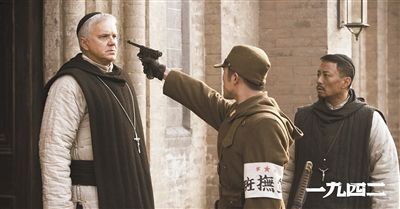 梅甘（左）、安西滿（右）與日本兵對峙的一幕。