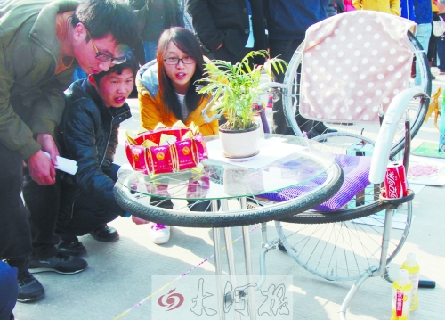 用廢舊自行車改成的休閑桌椅