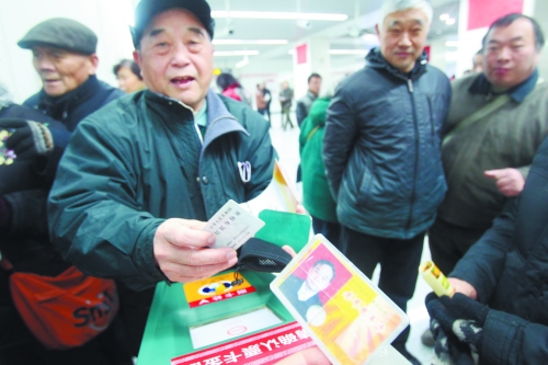 老人帶著多種證件想免費(fèi)乘車，工作人員稱沒接到通知拒絕。