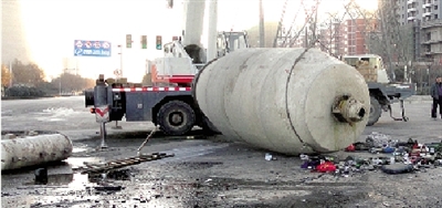 　　水泥罐車被撞得車、罐分離