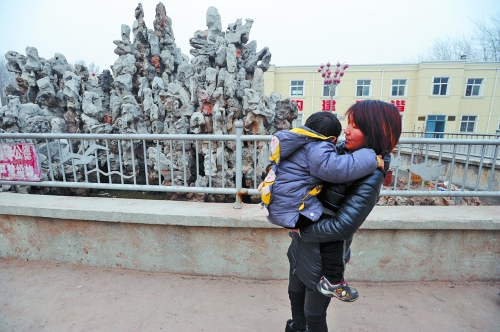 經(jīng)歷了之前的兇險，窩在媽媽懷中的亮亮看到水池，仍感到有些害怕。