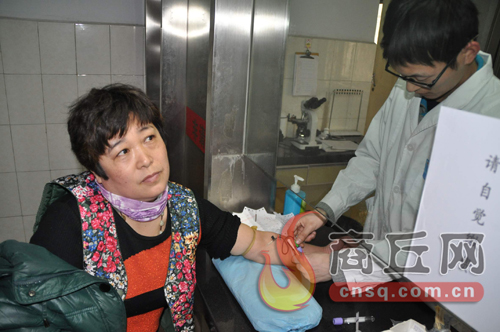 劉艷平的血樣和浙江省一位患者成功配型，1月15日下午3點，醫(yī)護人員正在為劉艷平再次抽取血樣