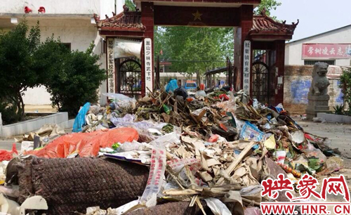 杜集鎮(zhèn)育龍初級中學門口突然多了一堆生活垃圾