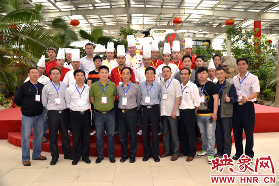 選手、工作人員和評(píng)委親密合影