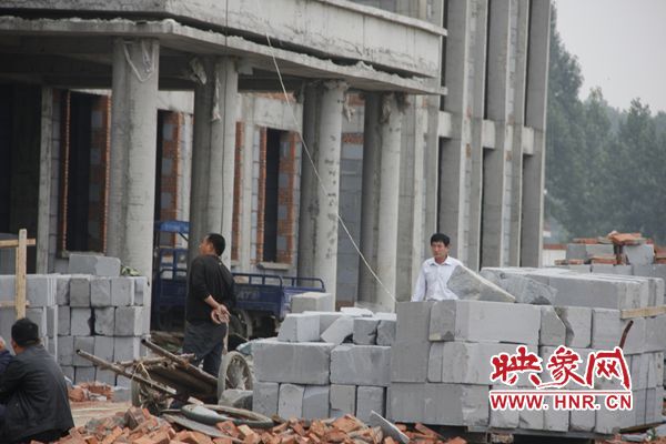 羊冊(cè)鎮(zhèn)黨委書(shū)記關(guān)居義在工地右一