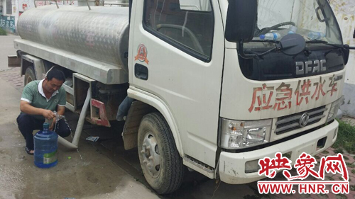 柘城縣黃山小區(qū)的居民，因?yàn)橥Ｋ荒芙恿俗詠?lái)水再往樓上搬。