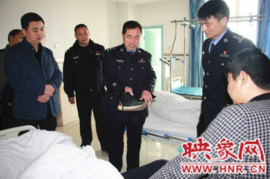 看望慰問執(zhí)勤中受傷的交警一中隊(duì)協(xié)警黃龍江