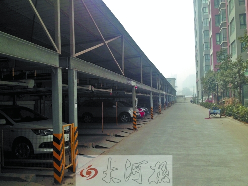 中原區(qū)新禧園小區(qū)，靠著圍墻的空地，建成兩層立體車庫。