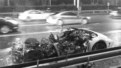 蘭博基尼自燃后報(bào)廢?！∥⒉┚W(wǎng)友 SCC寬寬 攝