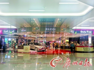 　迪拜機(jī)場的免稅店是不少人的血拼地。