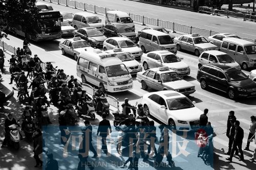 紫荊山路與商城路交叉口，見無車讓行，一輛救護車只好選擇右轉車道直行 記者 邱曉峰/攝