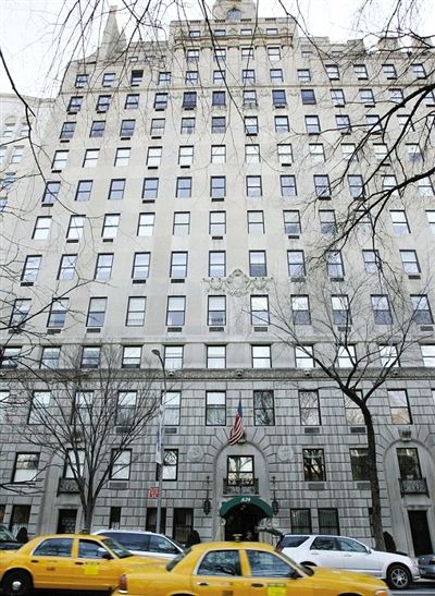 　　2005年，兩人以4400萬(wàn)美元購(gòu)入紐約市一套豪宅，裝修花了5000萬(wàn)。