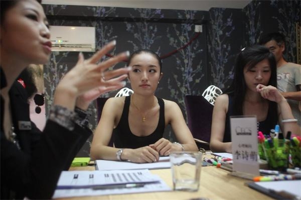 圖為參選者在等待選拔。