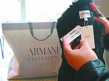 紀萬昌展示其中一件阿瑪尼女皮衣。