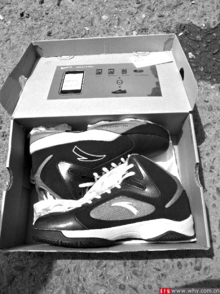 劉先生下單訂購的運(yùn)動鞋包裝為“耐克”，里面卻是“安踏”。 受訪者供圖