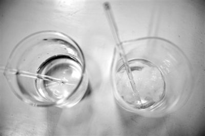 溶解檢測法中，左邊溶入真蠶絲的液體變得渾濁，完全溶解。