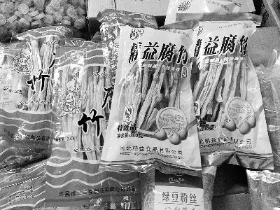 內(nèi)黃腐竹含吊白塊被曝光后，市場上內(nèi)黃產(chǎn)腐竹難覓蹤跡。攤主所售產(chǎn)品大多出自河南許昌和河北保定
