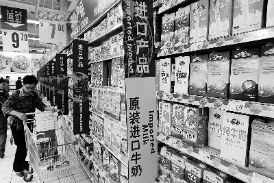 在通州某超市，進口奶粉、純牛奶打出“原裝進口”的招牌吸引消費者購買 攝/法制晚報記者 黑克
