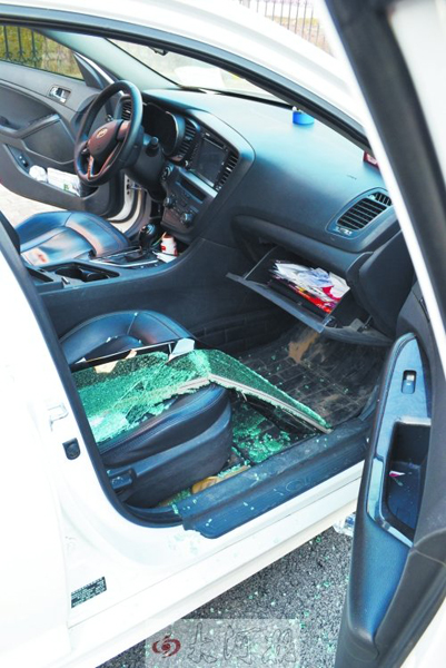 車玻璃被砸碎，車內被翻動。