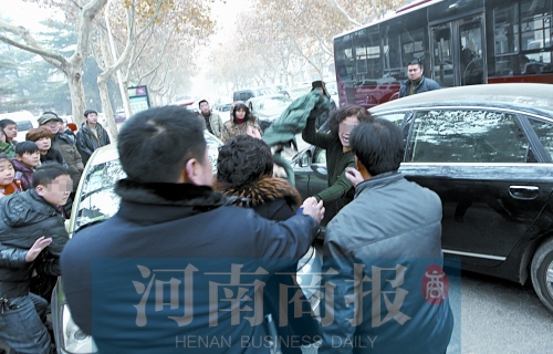 兩名女子廝打在一起，民警上前勸架