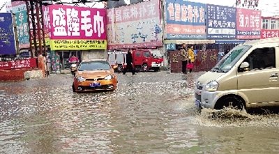 這里積水一個月不退，商戶傷透腦筋。