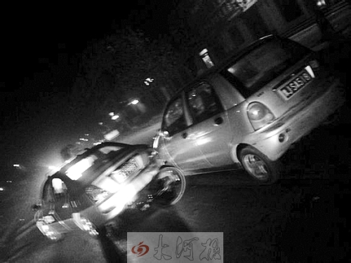 撞上出租車QQ才停下，兩車間還夾著一輛自行車。