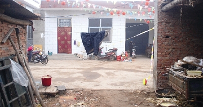 辦喜事扯的彩條還沒有褪色，這個(gè)農(nóng)家小院就發(fā)生了慘案。