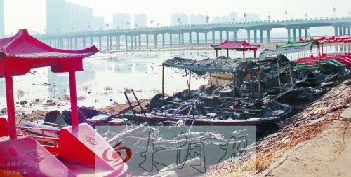 被燒毀的觀光船，殘破不堪。