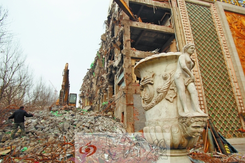 城東路下穿隧道動(dòng)工，建筑垃圾占據(jù)了人行道。