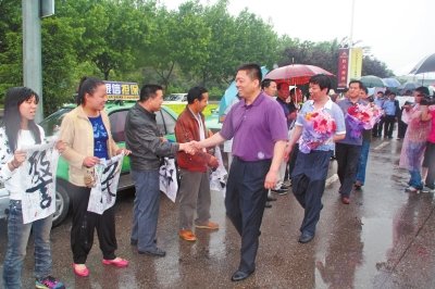 專案組押解嫌疑人回洛，的哥的姐自發(fā)前來(lái)迎接。