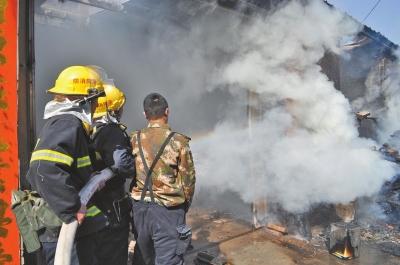 火勢(shì)兇猛，濃煙滾滾，消防官兵正在奮力救火。