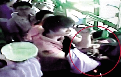 一名小偷拉開了乘客李女士的包，并在包里摸了足足3分多鐘。最終，李女士被偷了2.4萬多元錢。”(翻拍視