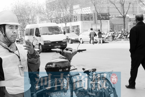  燃?xì)庑孤?消防員演習(xí)變實(shí)戰(zhàn)。而幾米外,有工作人員在抽煙