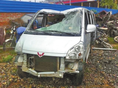 被打撈上岸的面包車