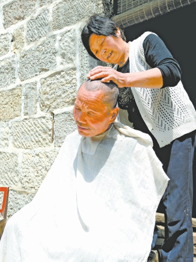 為了照顧兩個(gè)小叔，馬英專門學(xué)會了理發(fā)。