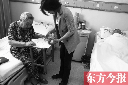 昨日，鄭大五附院二號樓住院部，馬老太寫下委托書，并簽字摁指印委托女兒代理為昏迷老伴解鎖取錢